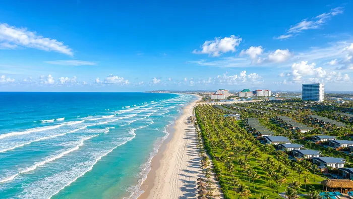 Bãi biển Nha Trang xanh ngọc với hàng dừa và khu nghỉ dưỡng ven biển