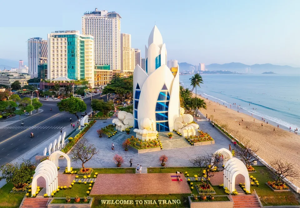 Tháp Trầm Hương và bãi biển Trần Phú nhìn từ trên cao — biểu tượng Nha Trang