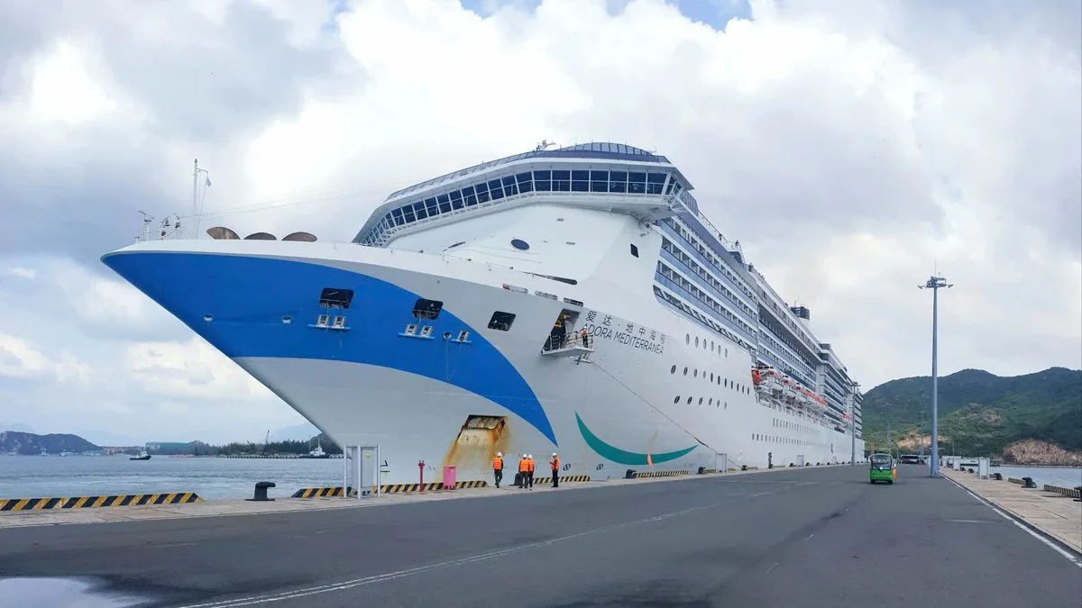 T&agrave;u Adora Mediterranea mũi xanh trắng cập cảng Cam Ranh nh&igrave;n to&agrave;n cảnh ng&agrave;y 13 th&aacute;ng 3 năm 2026