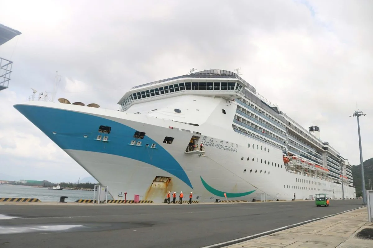 T&agrave;u Adora Mediterranea nhiều tầng cỡ lớn tại cảng Cam Ranh g&oacute;c nh&igrave;n từ ph&iacute;a mũi t&agrave;u