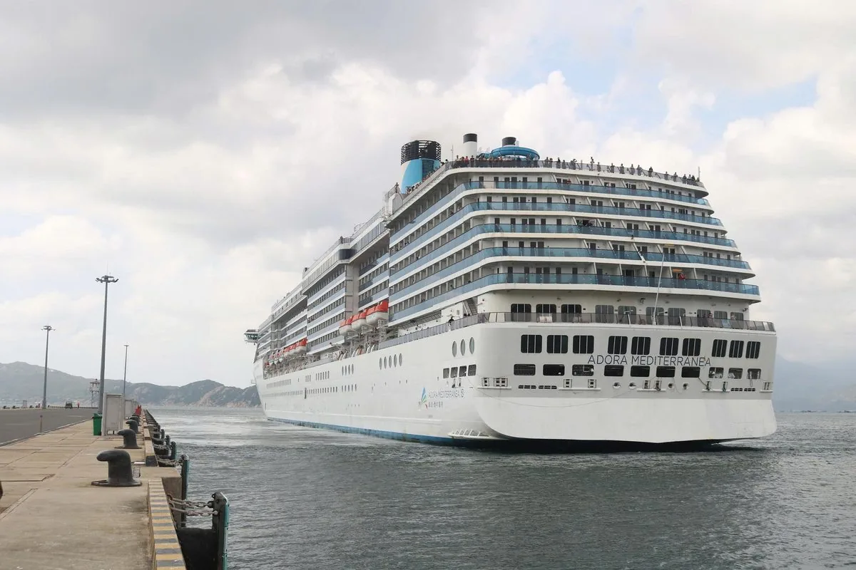 T&agrave;u Adora Mediterranea neo đậu tại cầu cảng Cam Ranh nh&igrave;n từ bến cảng với n&uacute;i xanh ph&iacute;a sau