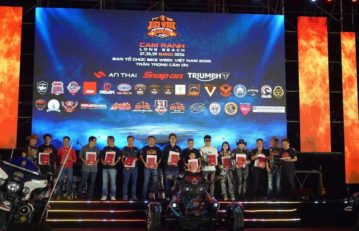 Đ&ecirc;m trao giải Bike Week Vietnam 2026 tr&ecirc;n s&acirc;n khấu banner nh&agrave; t&agrave;i trợ An Th&aacute;i Snap-on Triumph