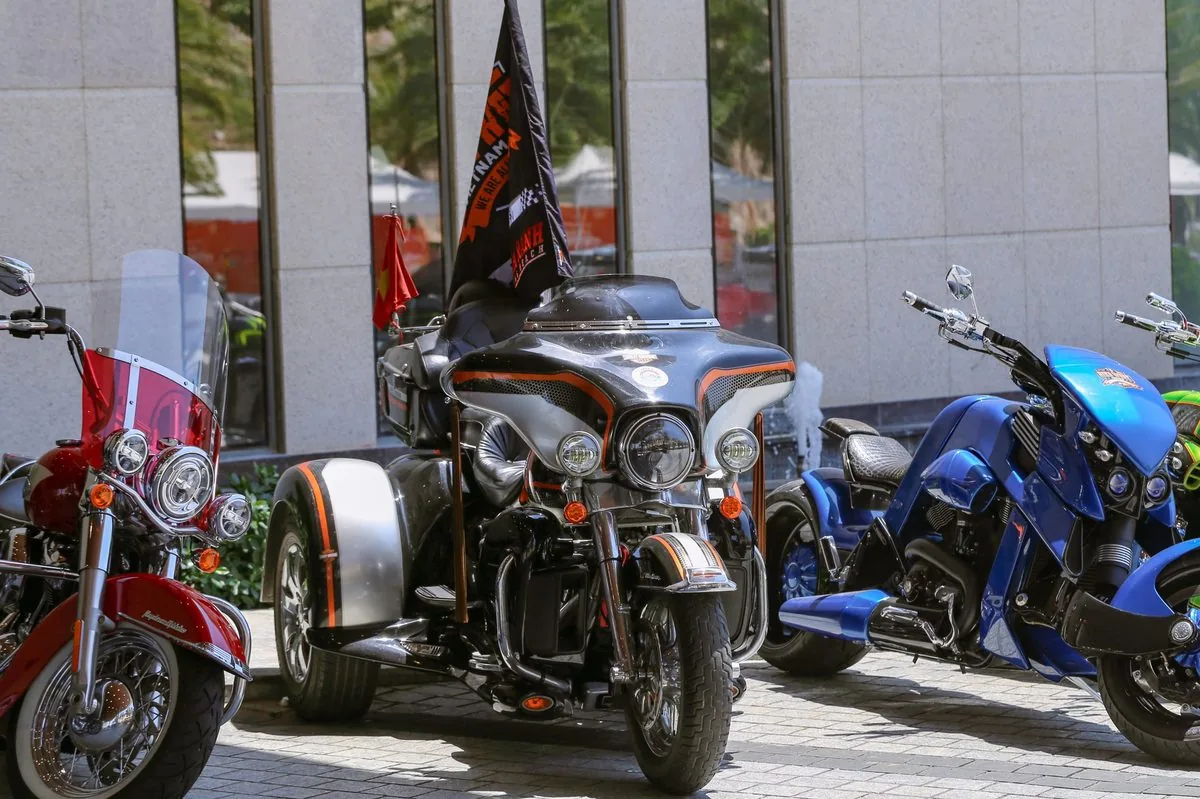 Harley-Davidson Tri Glide ba b&aacute;nh v&agrave; d&agrave;n m&ocirc; t&ocirc; ph&acirc;n khối lớn trưng b&agrave;y cờ đen Bike Week Vietnam 2026