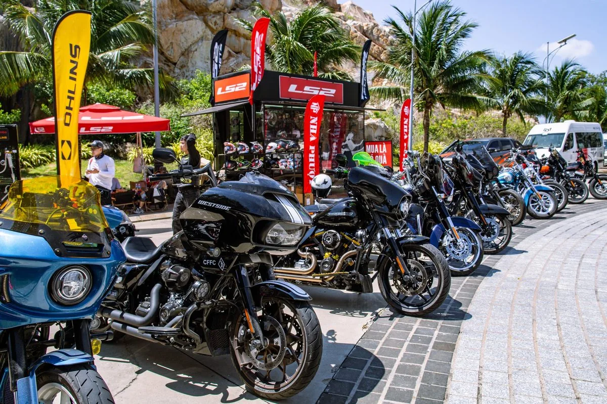 D&agrave;n m&ocirc; t&ocirc; Harley-Davidson đen b&oacute;ng xếp h&agrave;ng tại khu triển l&atilde;m booth nh&agrave; t&agrave;i trợ Ohlins Bike Week 2026