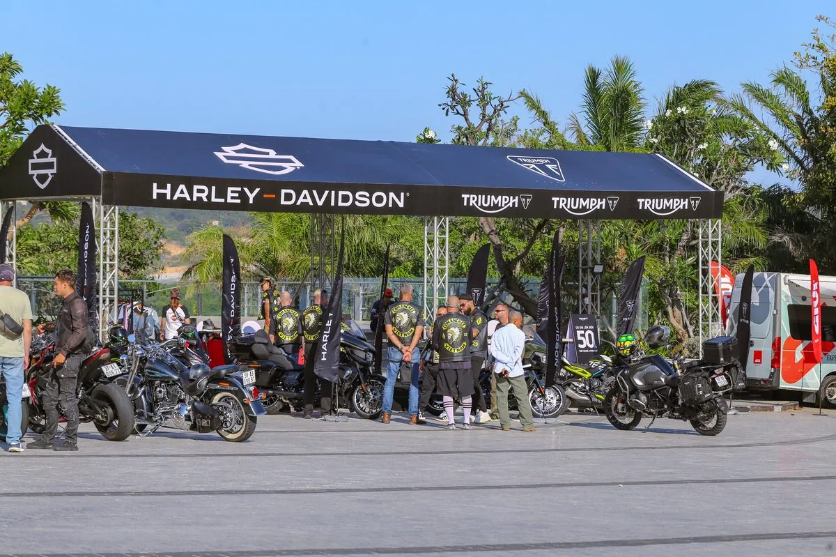 Khu trưng b&agrave;y Harley-Davidson v&agrave; Triumph dưới m&aacute;i che tại Bike Week Vietnam 2026 CaraWorld