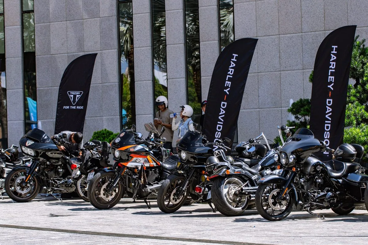D&agrave;n m&ocirc; t&ocirc; ph&acirc;n khối lớn trưng b&agrave;y trước khu vực Harley-Davidson v&agrave; Triumph Bike Week Vietnam 2026
