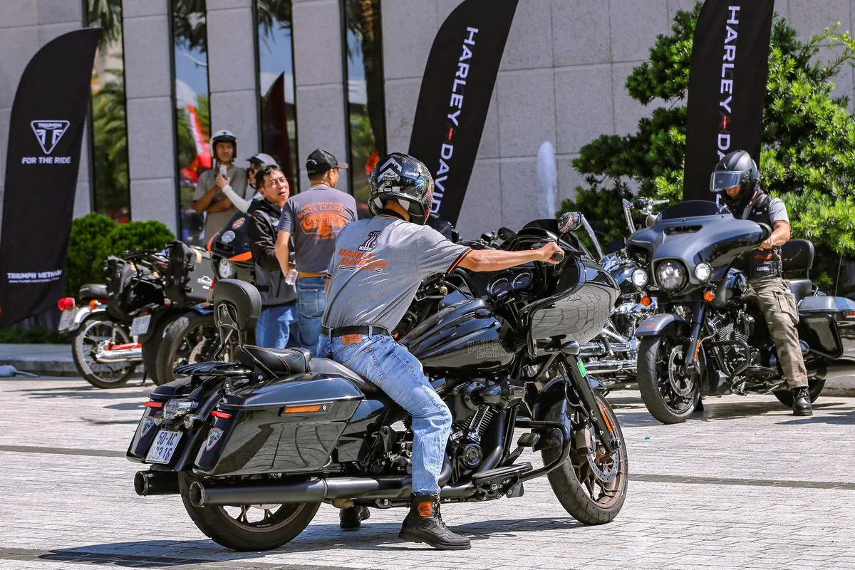 Biker l&aacute;i Harley-Davidson Road Glide trước khu vực banner Harley-Davidson ch&iacute;nh h&atilde;ng Bike Week 2026