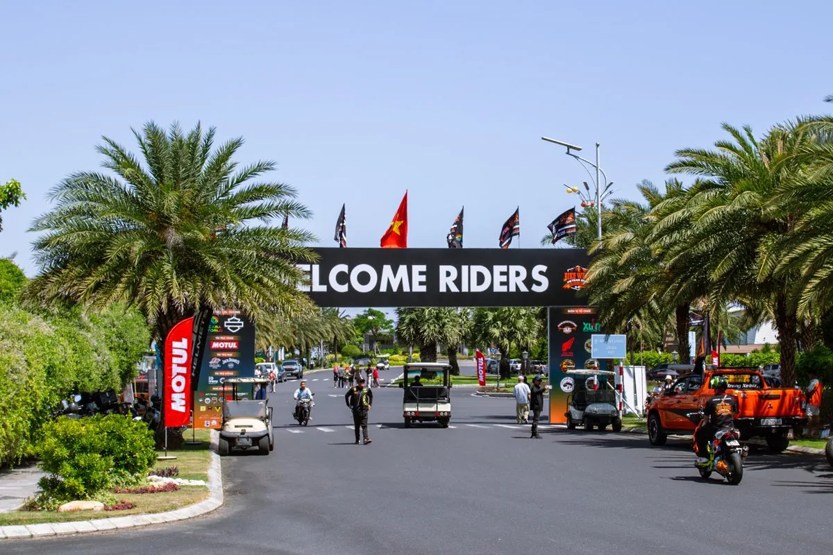 Cổng ch&agrave;o Welcome Riders tr&ecirc;n đại lộ cọ dừa CaraWorld Cam Ranh sự kiện Bike Week Vietnam 2026