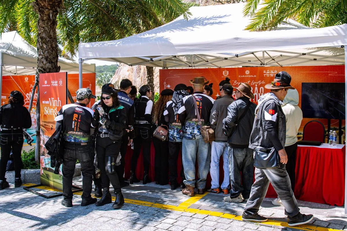 Biker xếp h&agrave;ng check-in đăng k&yacute; tại booth sự kiện Bike Week Vietnam 2026 CaraWorld Cam Ranh
