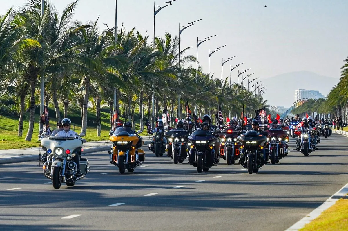 Đo&agrave;n diễu h&agrave;nh h&agrave;ng trăm m&ocirc; t&ocirc; ph&acirc;n khối lớn tr&ecirc;n đại lộ CaraWorld Cam Ranh tại Bike Week Vietnam 2026 We Are All Brothers