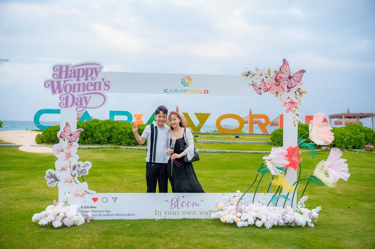 Cặp đ&ocirc;i chụp ảnh tại photo frame Happy Women Day Bloom in Your Own Way c&ocirc;ng vi&ecirc;n CaraWorld