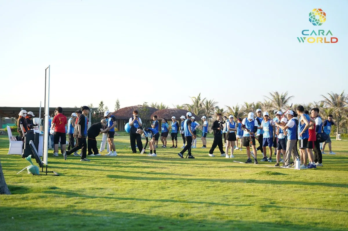 Đ&ocirc;ng đảo vận động vi&ecirc;n tập trung tr&ecirc;n thảm cỏ hoạt động team building giải Cara Run 2026