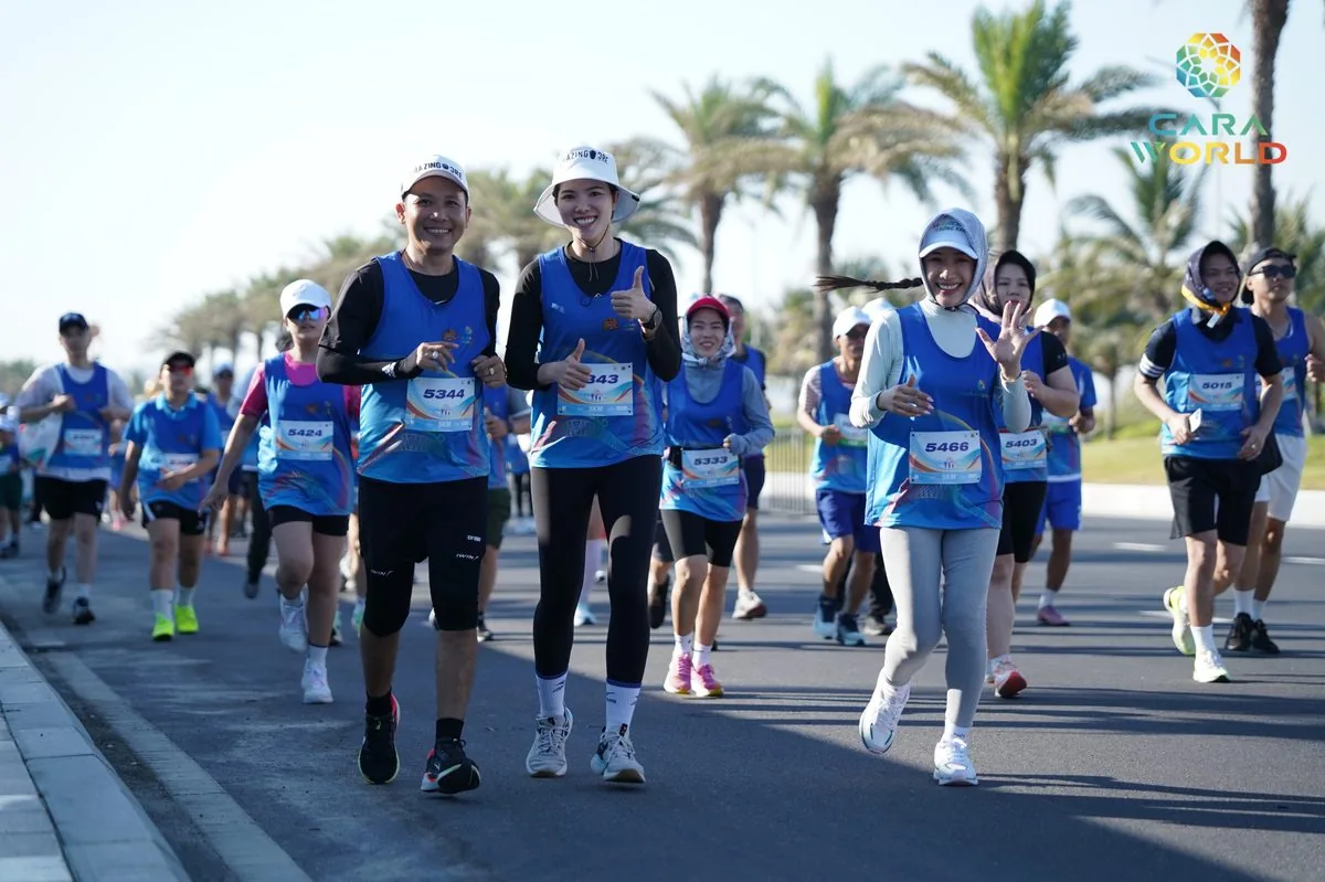 Gia đ&igrave;nh c&ugrave;ng nhau chạy tr&ecirc;n đại lộ ven biển đa lứa tuổi tham gia giải Cara Run 2026 CaraWorld