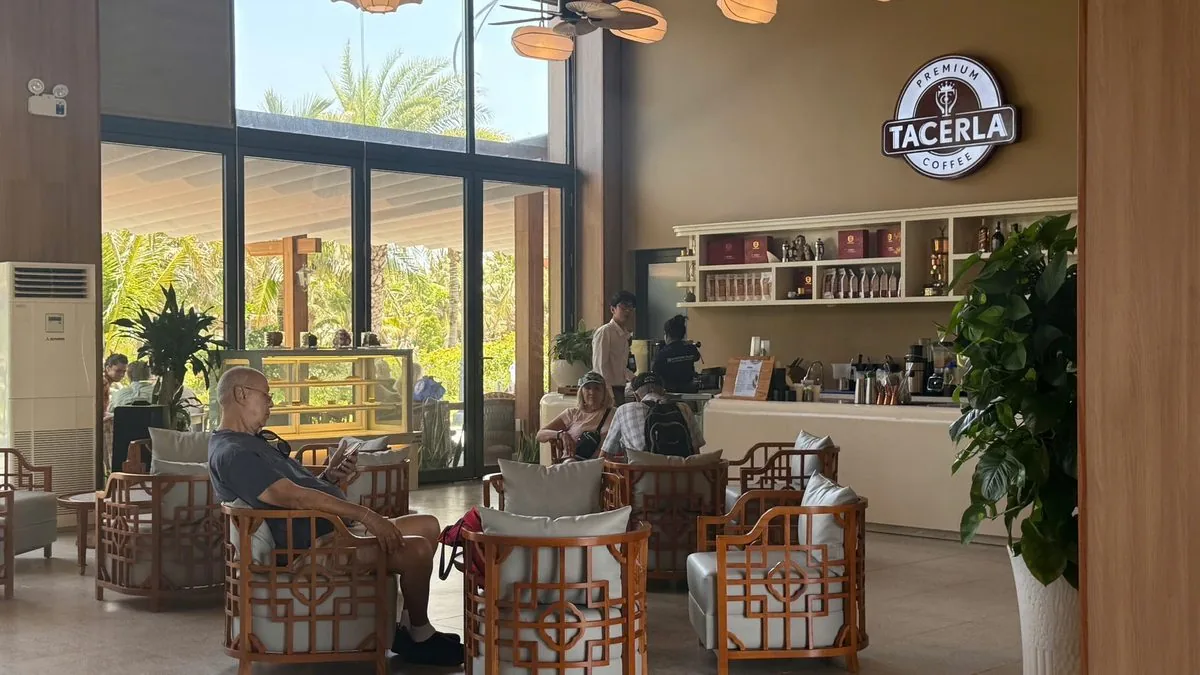 Du kh&aacute;ch phương T&acirc;y thưởng thức c&agrave; ph&ecirc; tại Tacerla Premium Coffee CaraWorld Cam Ranh