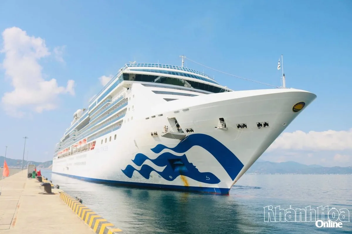 T&agrave;u Coral Princess cập cảng Cam Ranh với logo s&oacute;ng biển xanh đặc trưng tr&ecirc;n th&acirc;n t&agrave;u trắng