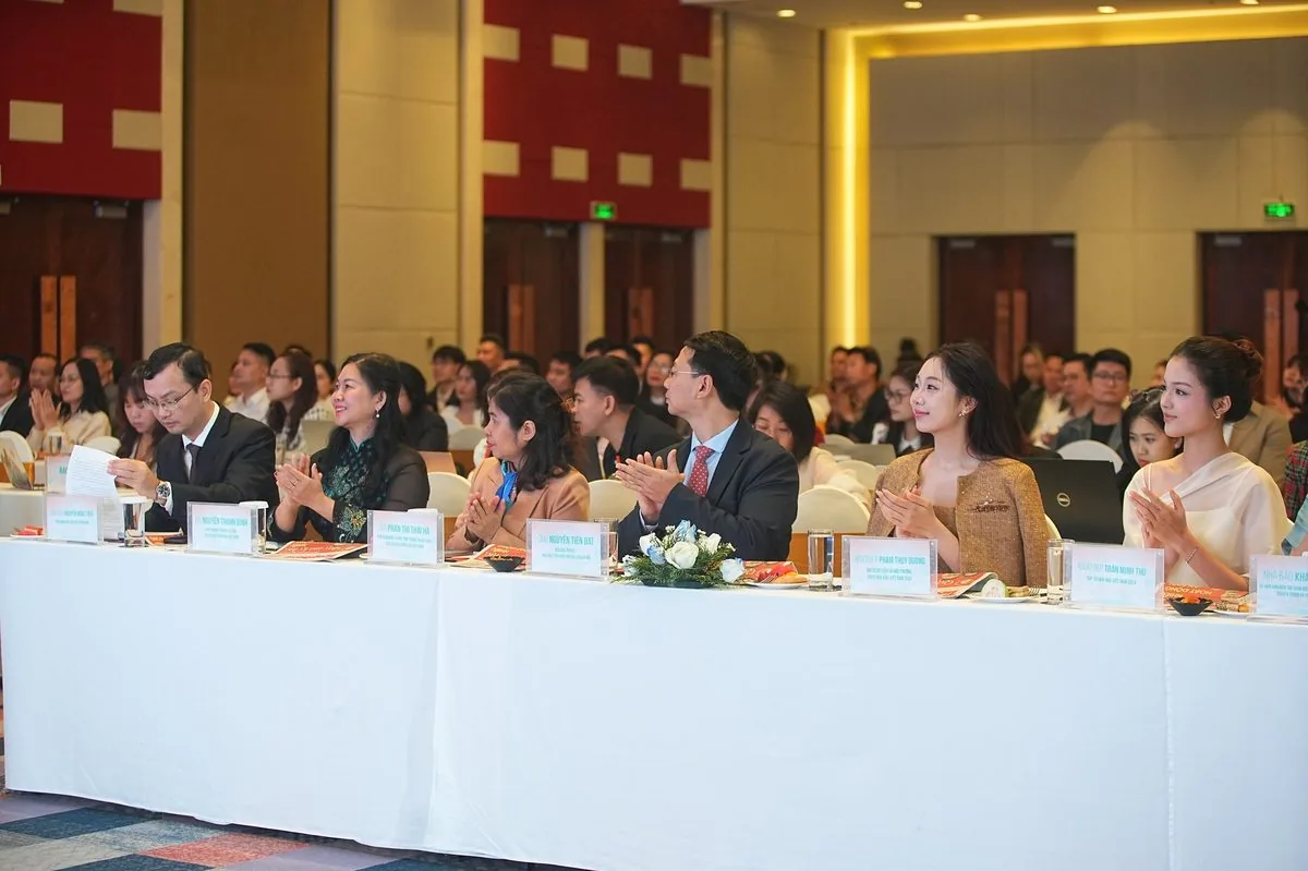 H&agrave;ng ghế đại biểu VIP v&agrave; kh&aacute;ch mời tại hội thảo Kỷ Nguy&ecirc;n Vịnh Biển H&agrave; Nội 2026
