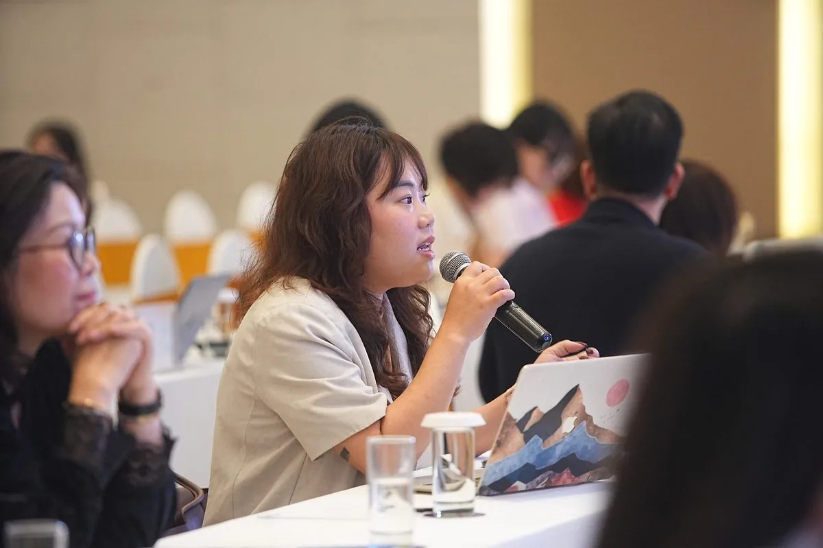 Kh&aacute;ch tham dự đặt c&acirc;u hỏi tại hội thảo Kỷ Nguy&ecirc;n Vịnh Biển B&aacute;o Tiền Phong CaraWorld