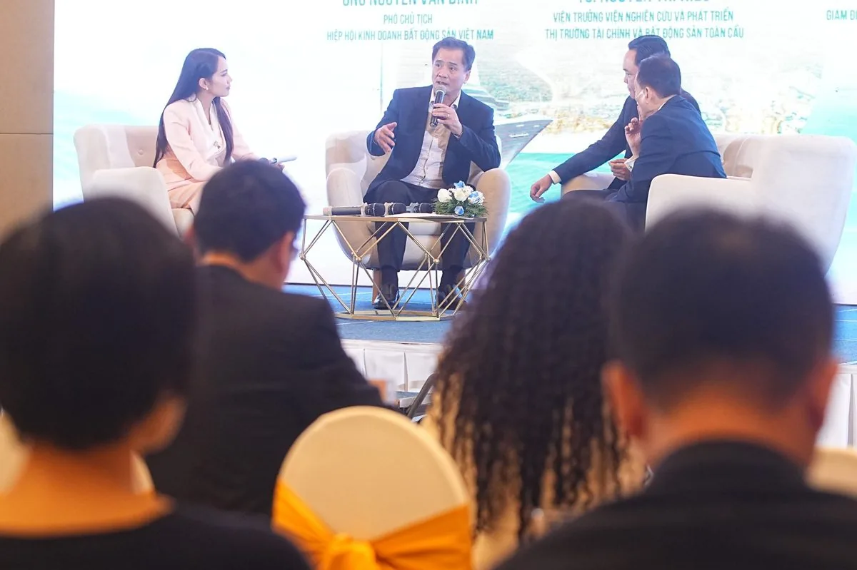 Tọa đ&agrave;m 3 chuy&ecirc;n gia bất động sản tr&ecirc;n s&acirc;n khấu tại hội thảo Kỷ Nguy&ecirc;n Vịnh Biển H&agrave; Nội
