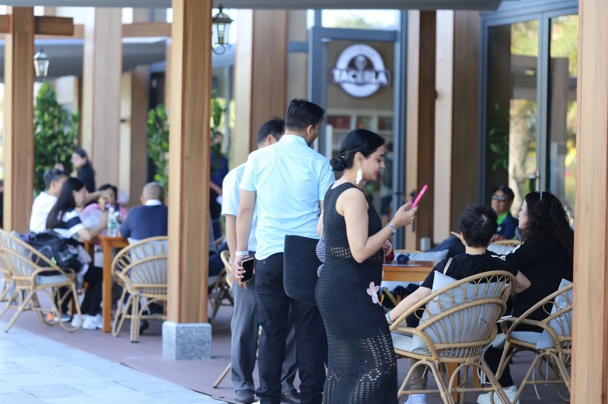 Du kh&aacute;ch Star Voyager thưởng thức c&agrave; ph&ecirc; tại khu Tacerla Premium Coffee ngo&agrave;i trời CaraWorld Cam Ranh