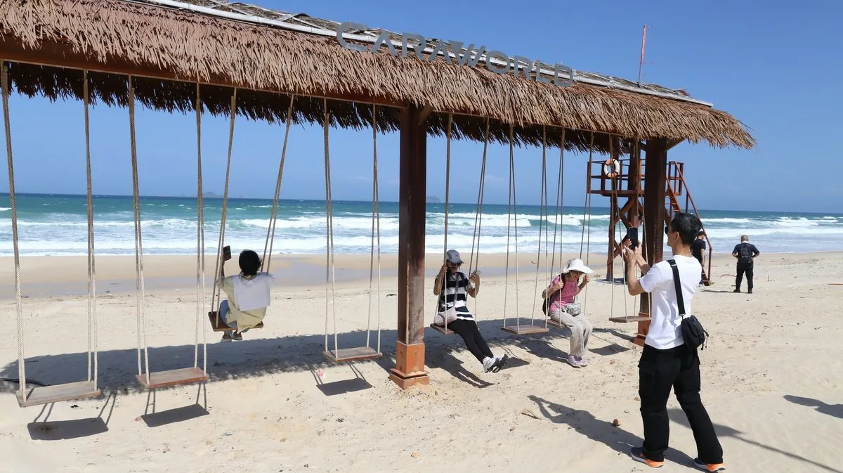 Du kh&aacute;ch trải nghiệm x&iacute;ch đu m&aacute;i tranh hướng biển tại b&atilde;i biển CaraWorld Cam Ranh