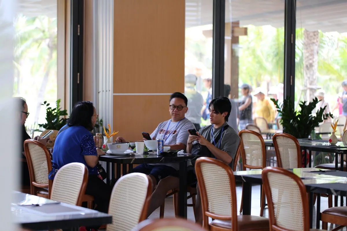 Du kh&aacute;ch thưởng thức c&agrave; ph&ecirc; tại nh&agrave; h&agrave;ng ngo&agrave;i trời CaraWorld Cam Ranh sau chuyến tham quan