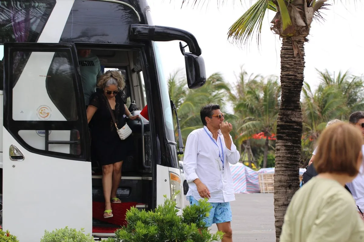 Du kh&aacute;ch ch&acirc;u &Aacute; xuống xe bus chuy&ecirc;n dụng đến tham quan CaraWorld Cam Ranh từ t&agrave;u Star Voyager