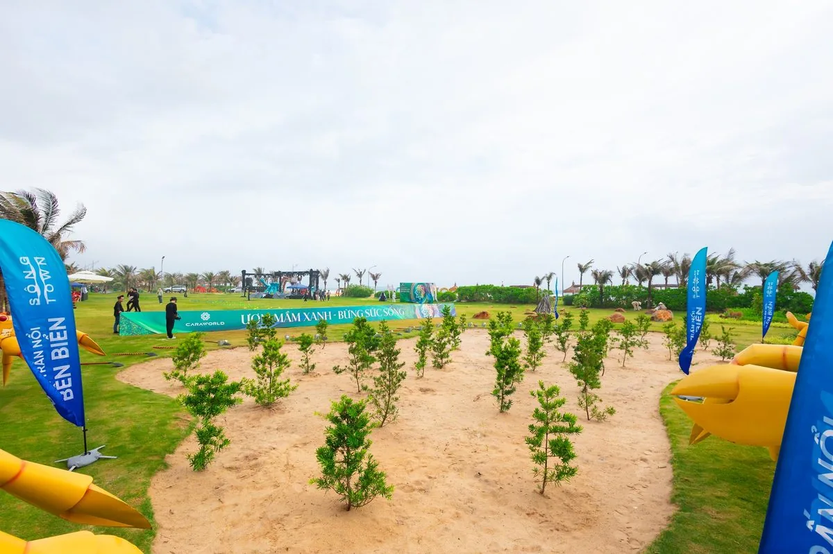 Khu vực trồng c&acirc;y non với banner Ươm Mầm Xanh Bừng Sức Sống cờ xanh tại Carabeach CaraWorld