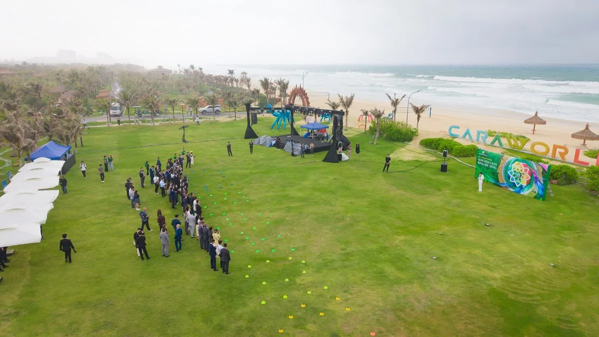 To&agrave;n cảnh từ tr&ecirc;n cao s&acirc;n khấu đ&aacute;m đ&ocirc;ng c&ocirc;ng vi&ecirc;n biển Carabeach CaraWorld biển xanh ph&iacute;a sau
