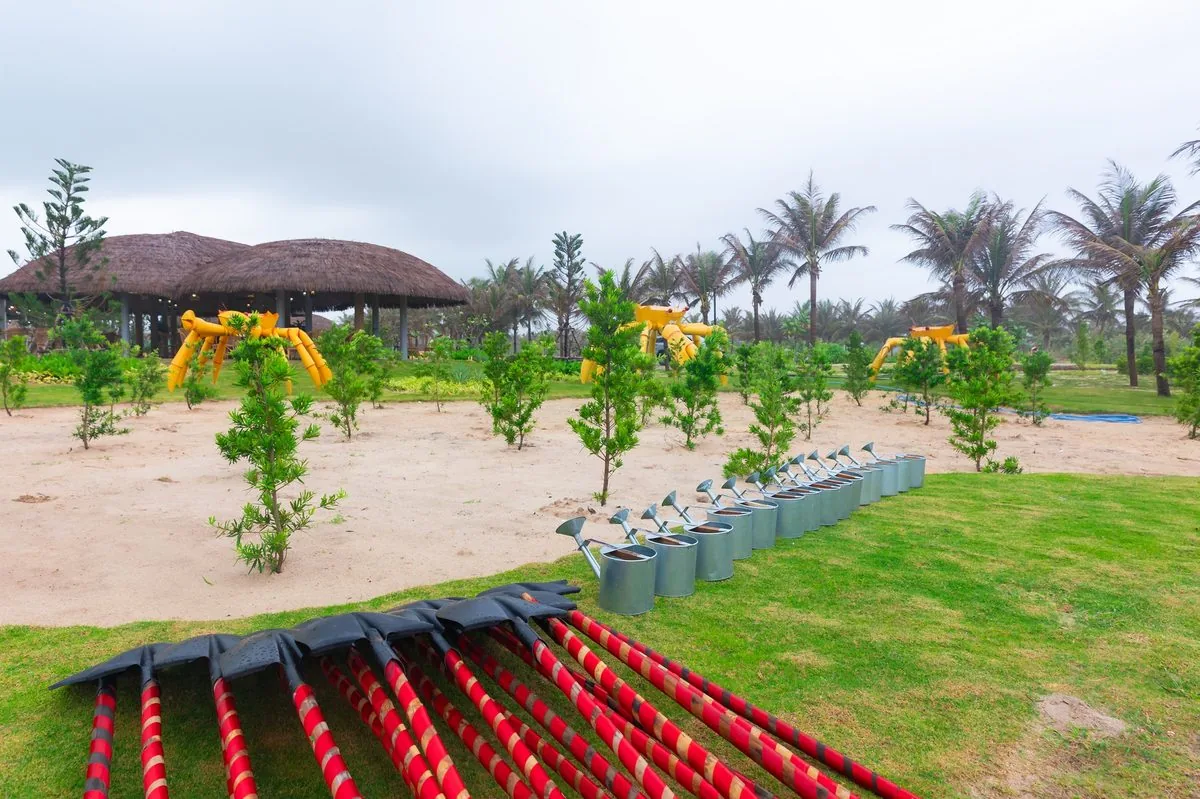 C&acirc;y non h&agrave;ng d&agrave;i đ&atilde; trồng xong dụng cụ trồng c&acirc;y xếp ngay ngắn nh&agrave; m&aacute;i tranh ph&iacute;a sau Carabeach