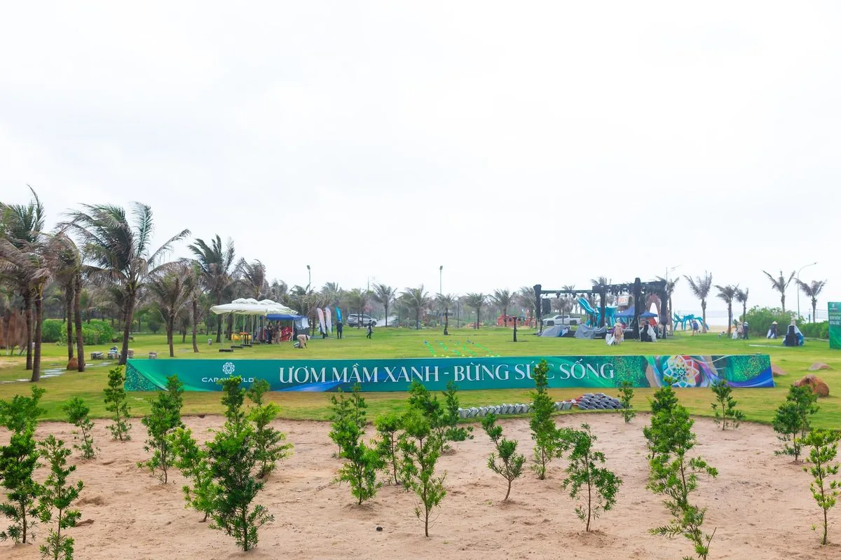 To&agrave;n cảnh khu trồng c&acirc;y với banner Ươm Mầm Xanh Bừng Sức Sống h&agrave;ng c&acirc;y non xanh tại Carabeach