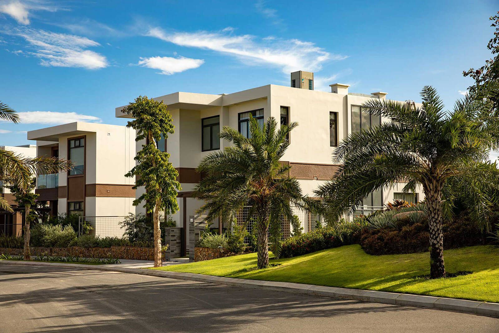 Hàng biệt thự Para Draco với cây xanh nhiệt đới và cảnh quan sạch đẹp