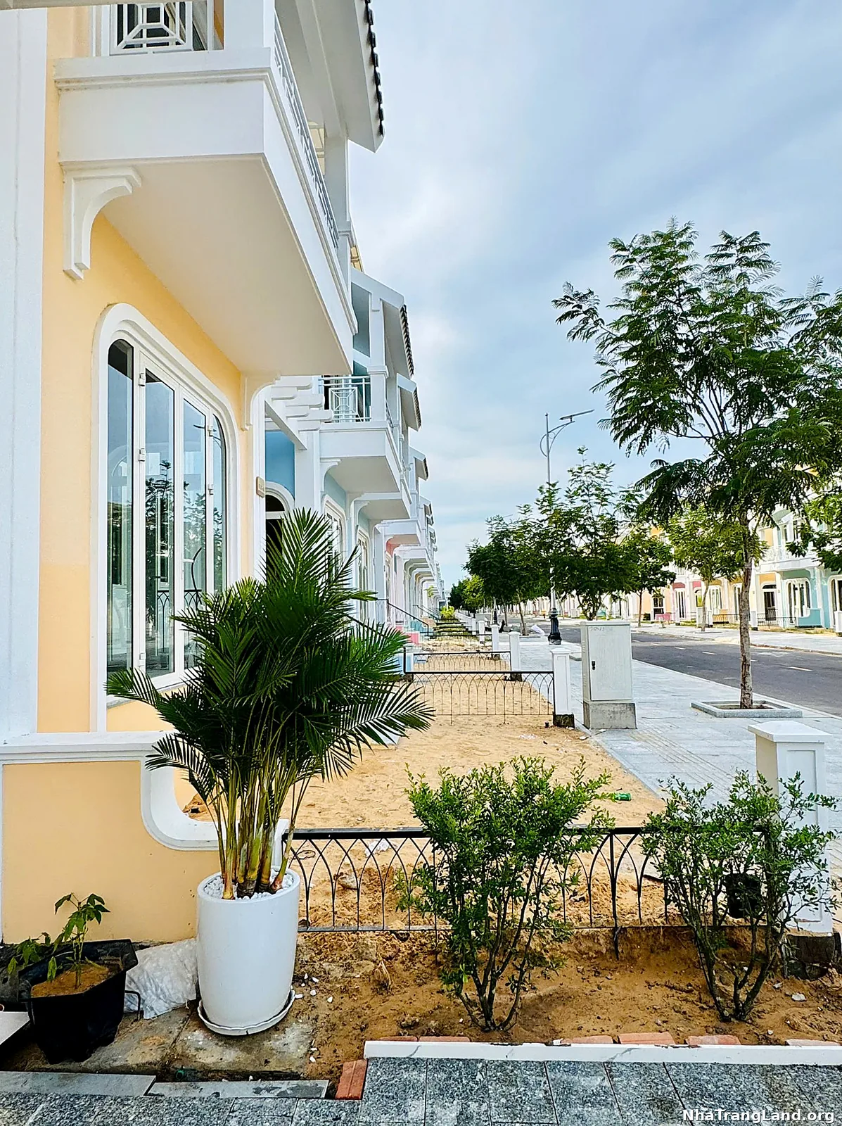 Sân vườn trước nhà Para Sol đã hoàn thiện