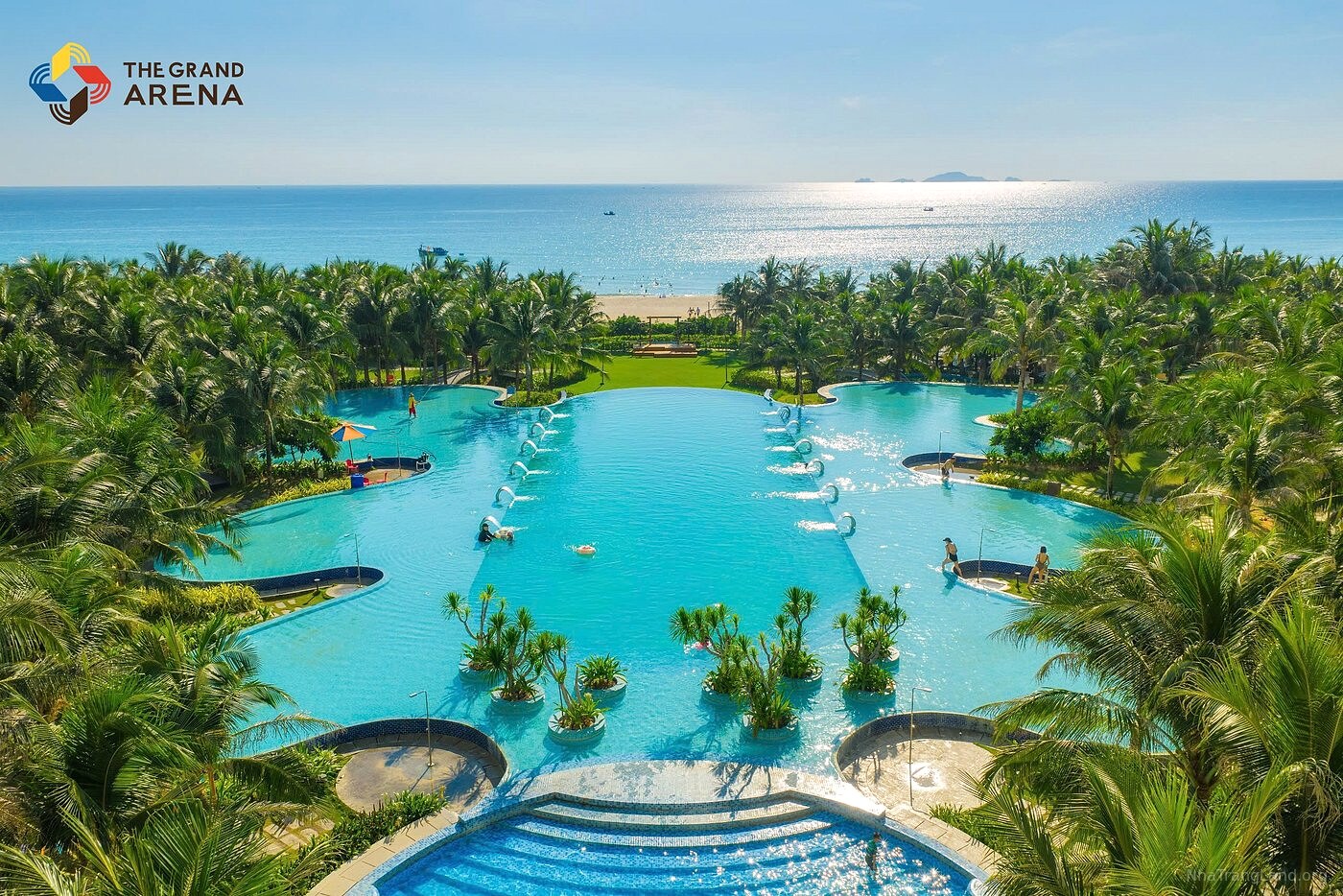 Hồ bơi 3 tầng giật cấp tại The Arena Cam Ranh